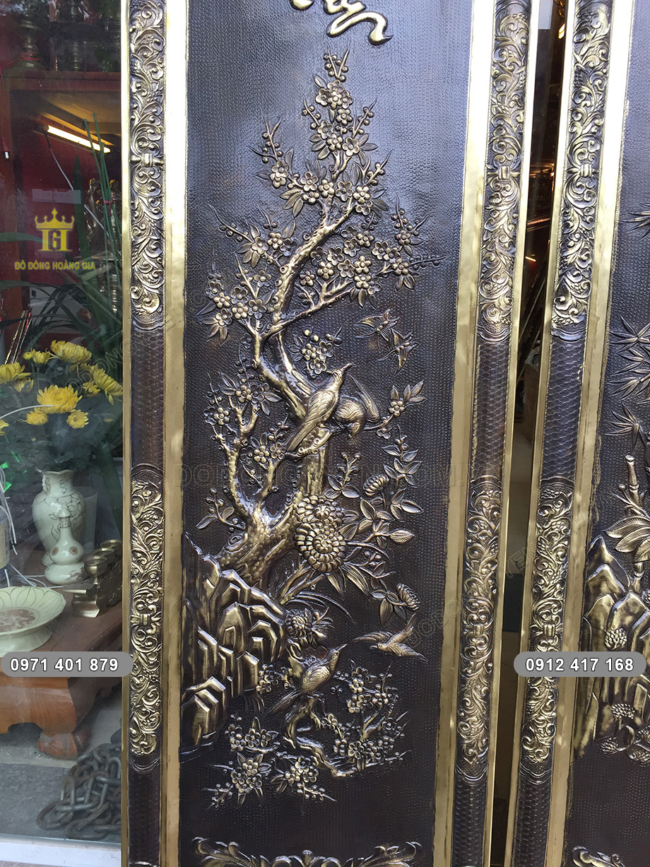 Khung liền đồng chạm th&uacute;c hoa văn sinh động, sắc n&eacute;t